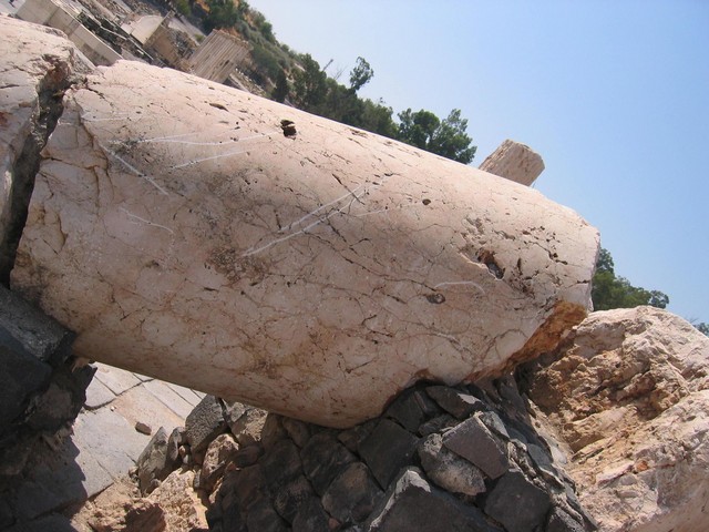 Column that broke in earthquake