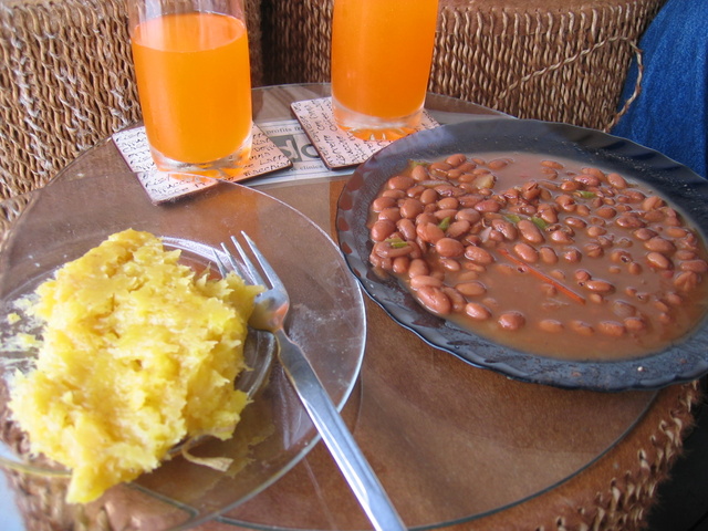 Matooke, bean sauce, fantas